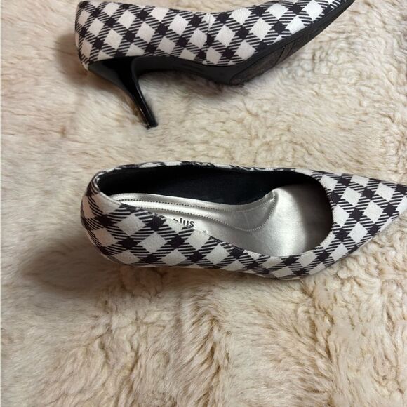 Comfort Plus by Predictions Black and White Houndstooth Heels - Picture 4 of 9